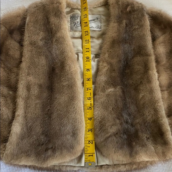Fur label authority A644638 woman’s cape - Picture 12 of 12